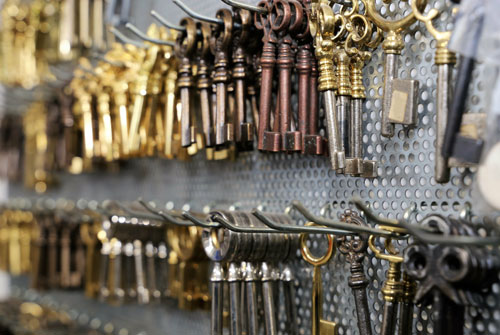 Schlüssel Beispielbild Mehrere Schlüssel hängen an einer Wand