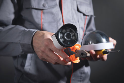 Sicherheitstechnik Beispielbild Mann mit Überwachungskamera